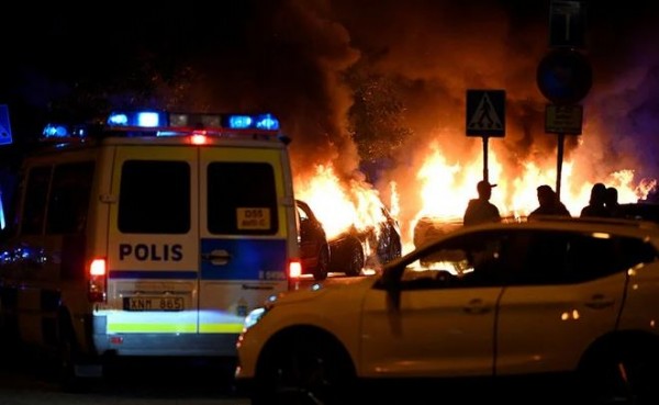 İsveç'te Kur'an-ı Kerim'e saldırı sonrası ortalık savaş alanına döndü